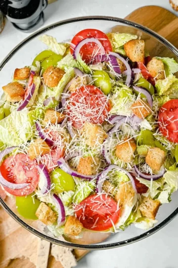 Olive Garden House Salad with fresh greens, tomatoes, and croutons on a plate.