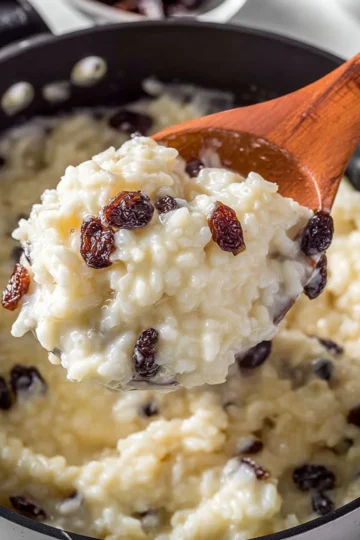 Delicious bowl of creamy rice pudding with a sprinkle of cinnamon on top.